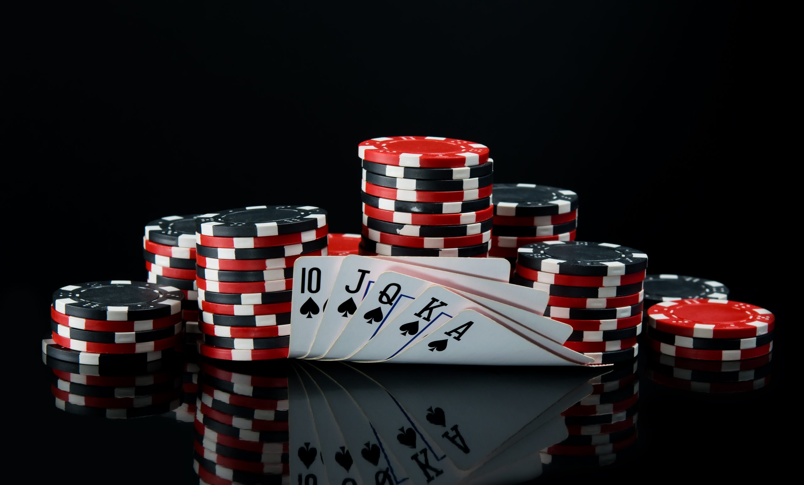 Tìm hiểu về bí quyết đánh bại đối thủ trong bàn Poker một cách dễ nhất